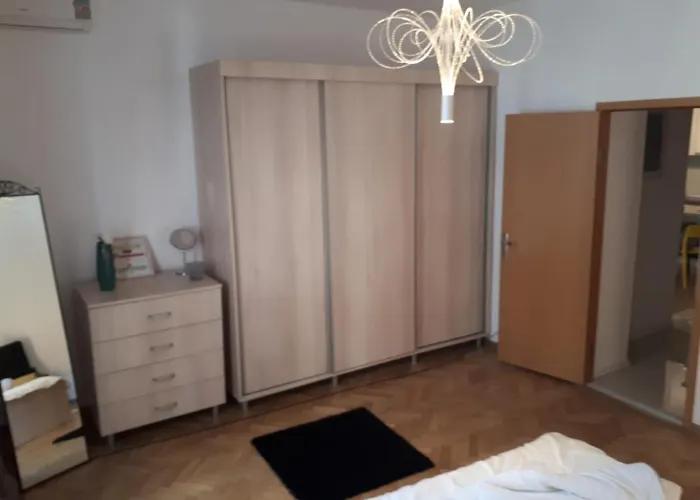 Old Town Gems - Shabbat Friendly