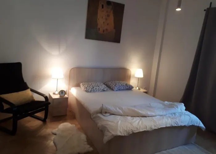 Old Town Gems - Shabbat Friendly Апартаменти *